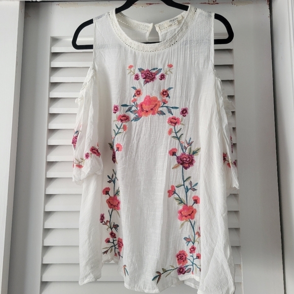 Umgee cold shoulder Embroidered top. - Picture 5 of 13